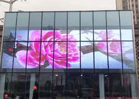 Affichage mené transparent d'intérieur de la longue publicité de vie avec le mur rideau en verre